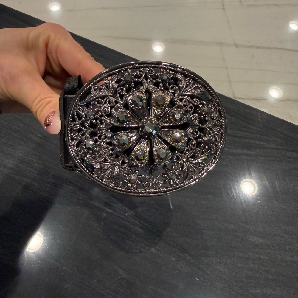 Elegant Women's Leather Belt with Embellished Buckle